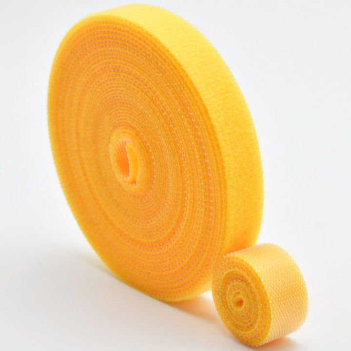 Bunt med gjenbrukbare nylon buntebånd for praktisk kabelorganisering. Selvfestende og holdbar.