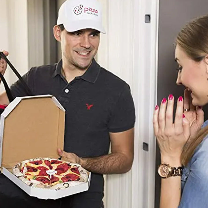 Detalj av de 4 parene fargerike pizzasokker i myk bomull, pakket i en autentisk pizzaboks.
