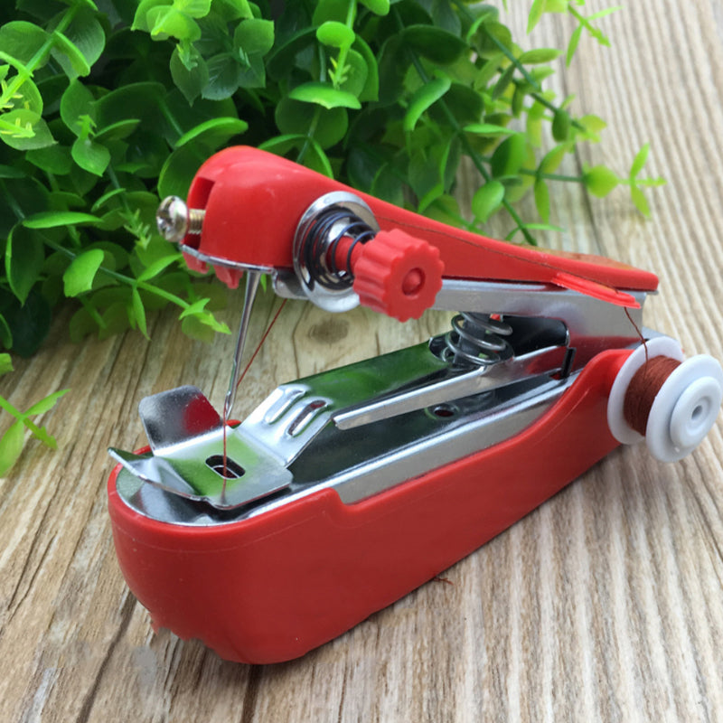 Nærbilde av håndholdt symaskinens ergonomiske design, klar for raske reparasjoner og sying.