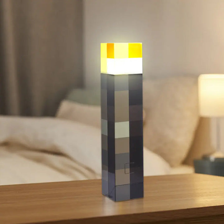 Få ekte Minecraft-følelse med denne fakkellampen. Kan brukes som nattlys eller kul dekor.