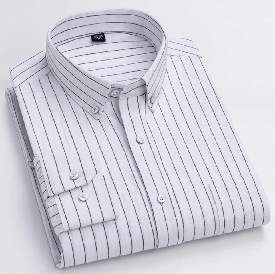 Langermet, komfortabel herreskjorte i rutete bomull. Klassisk design for menn, elegant fritidsskjorte.