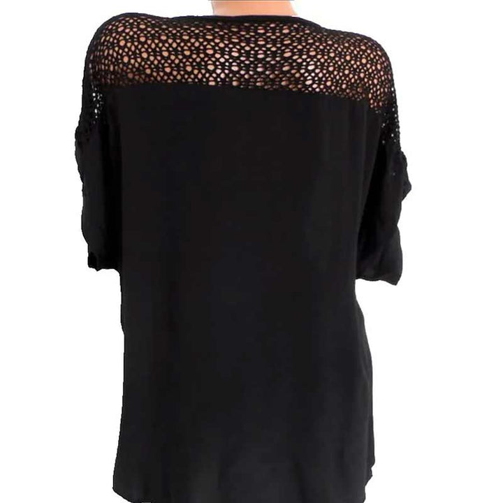 Stilig V-hals bluse for kvinner, ensfarget og kort ermet, med et snev av vintage stil for alle anledninger.