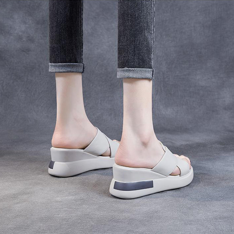 Beige komfortable kilehælsandaler for damer, allsidige og stilige fritidssko.