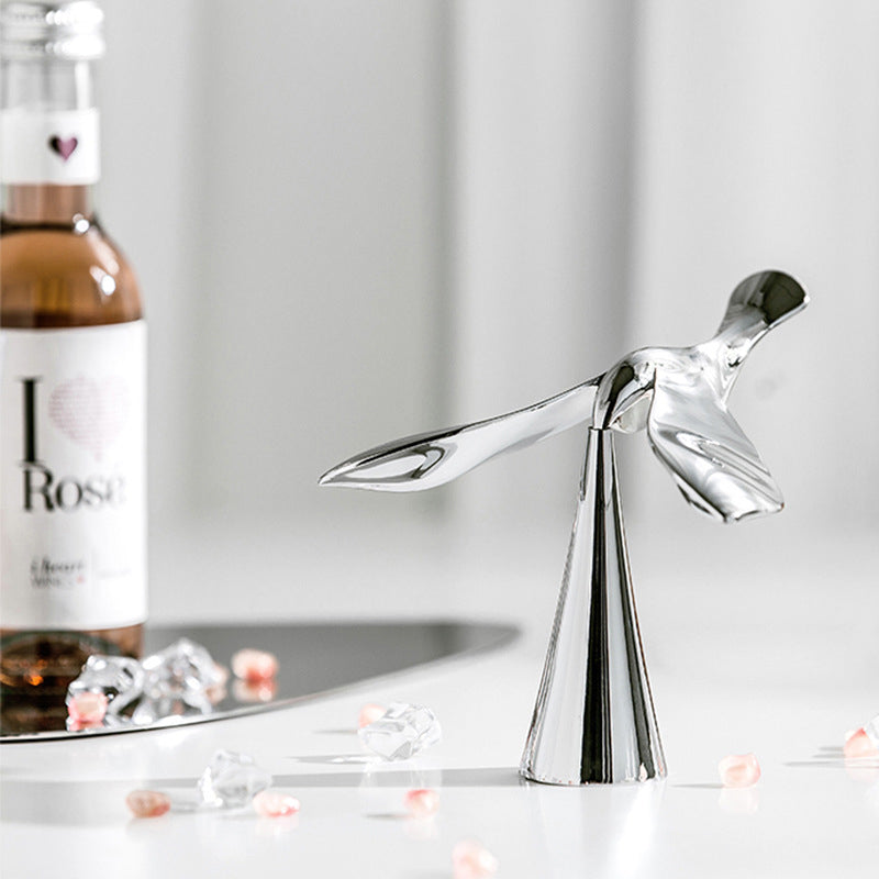 Elegant flaskeåpner i metall med balanserende fugledesign. Perfekt til kjøkken, bar, eller som gave.