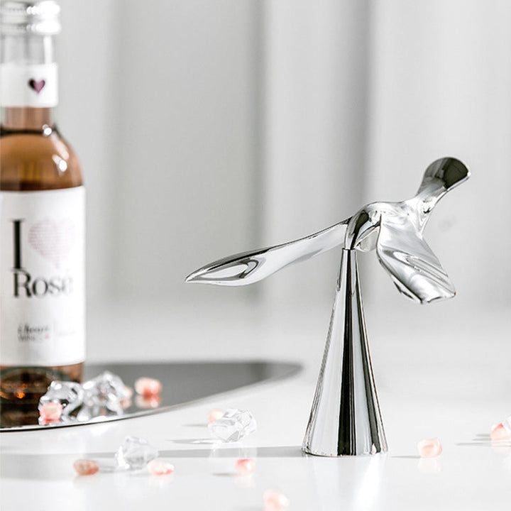 Elegant flaskeåpner i metall med balanserende fugledesign. Perfekt til kjøkken, bar, eller som gave.