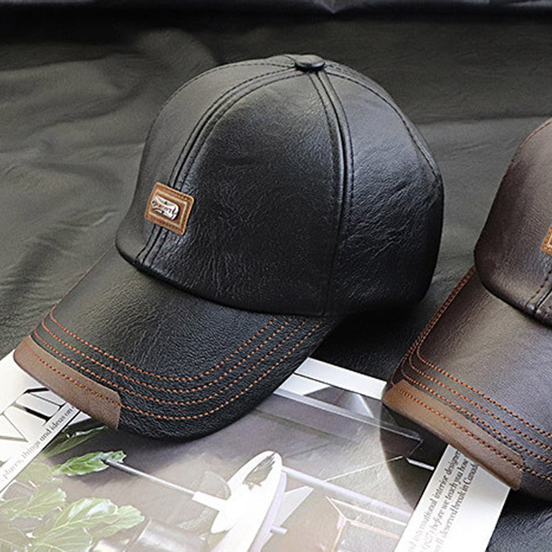 Kvinne med elegant PU-lær skinncaps, et moteriktig og komfortabelt unisex tilbehør.