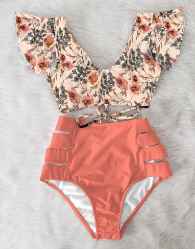 Kvinne slapper av i blomstret dame bikini med høy midje, behagelig badetøy for ferie og sommer.