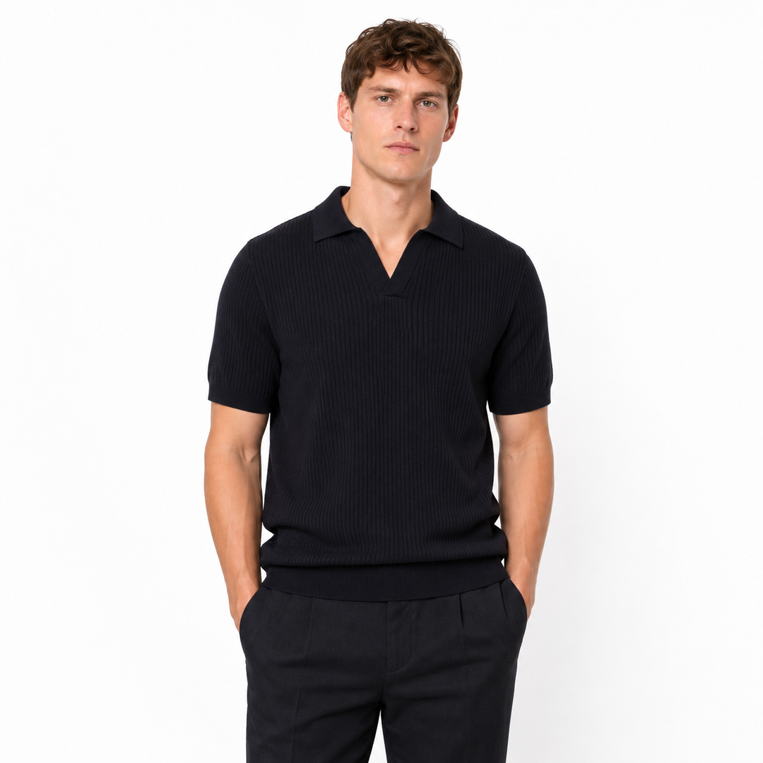 Myk og slitesterk herre polo i premium bomull. Klassisk design med elegant finish. Ideell for en tidløs garderobe.
