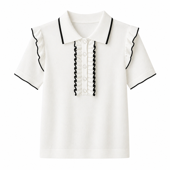 Feminin slim fit polo topp til dame, hvit med colorblock og rysjer. Retro-inspirert sommer topp i fransk stil.