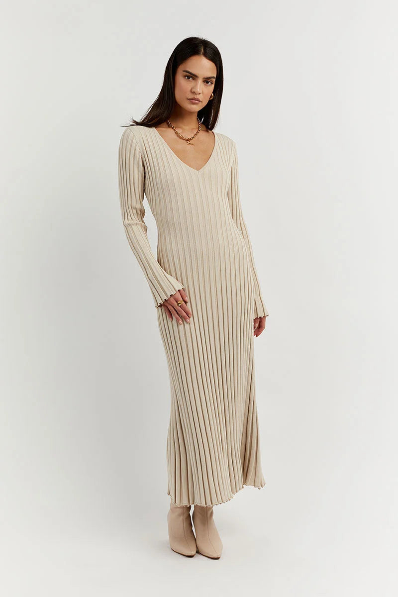 Elegant strikket damekjole med V-hals, perfekt for høst og vår. Komfortabel langermet kjole.