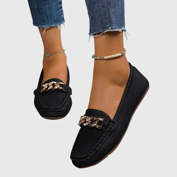 Klassiske slip-on loafers med en moderne kjededetalj. Must-have for kvinners sommergarderobe.