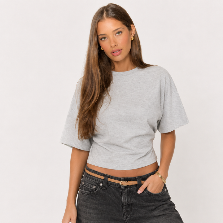 Stilren sommertopp: kortermet cropped t-skjorte for dame. Trendy & figurnær design for fritid og streetwear.