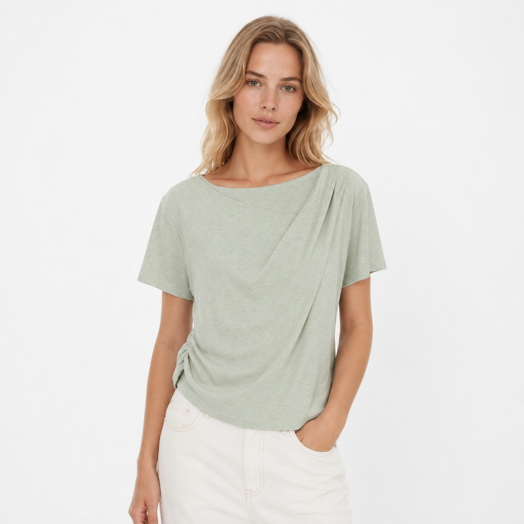 Grønn asymmetrisk dame topp med elegant skrå halslinning, perfekt for sommermote og trendy hverdag.
