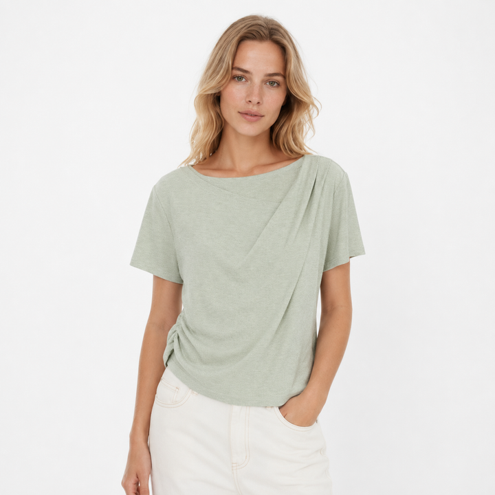 Grønn asymmetrisk dame topp med elegant skrå halslinning, perfekt for sommermote og trendy hverdag.