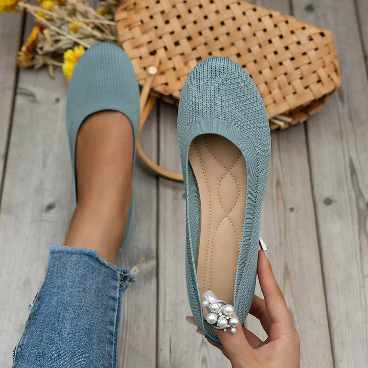 Elegant bakside av sommer ballerina sko for kvinner. Lette og pustende pensko for dame.