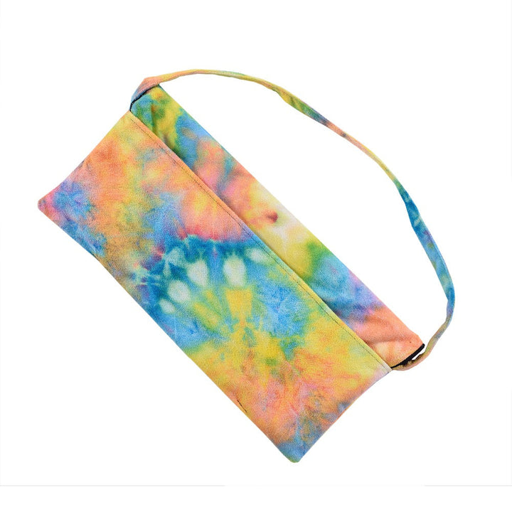 Nærbilde av fargerik tekstil skulderveske med unikt tie-dye mønster. Perfekt som trendy dameveske.