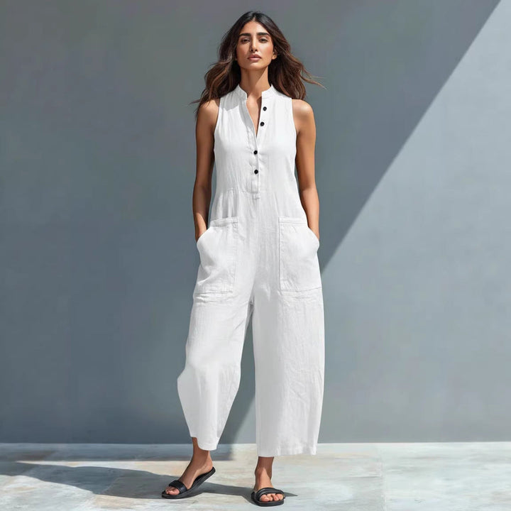 Komfortabel dame jumpsuit CJ26 med V-hals, ermeløs design og vide ben, perfekt for fritid og ferie.