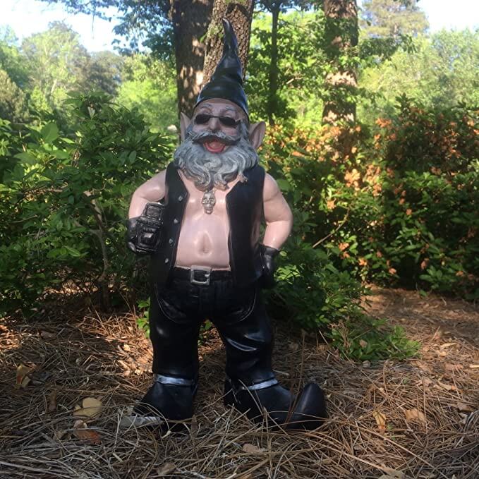 Detaljert hagegnom motorsykkel figur, mannlig biker nisse. Ideell for hage, uteplass eller stue.