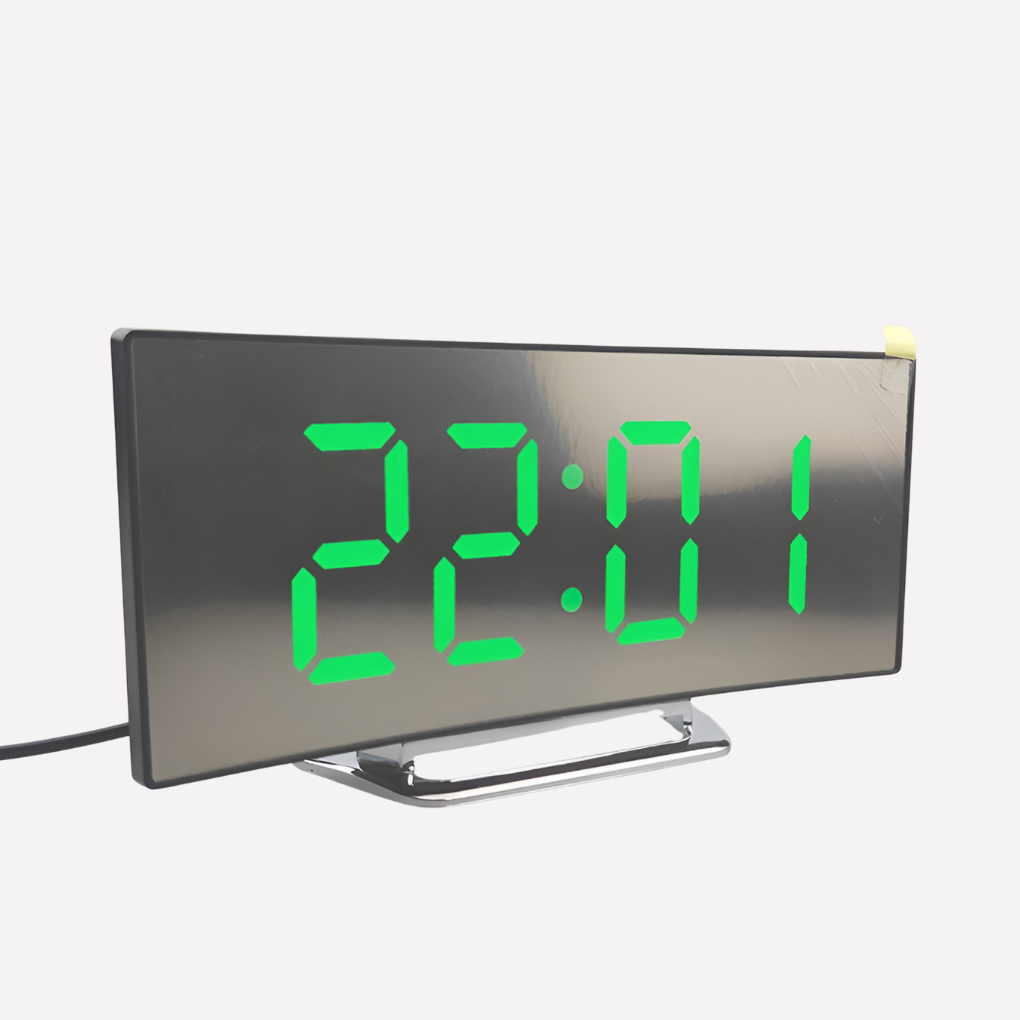 Stilfull buet digital klokke med LED-display for tid. Perfekt til interiør i soverom eller på skrivebord. Rød, hvit, grønn.