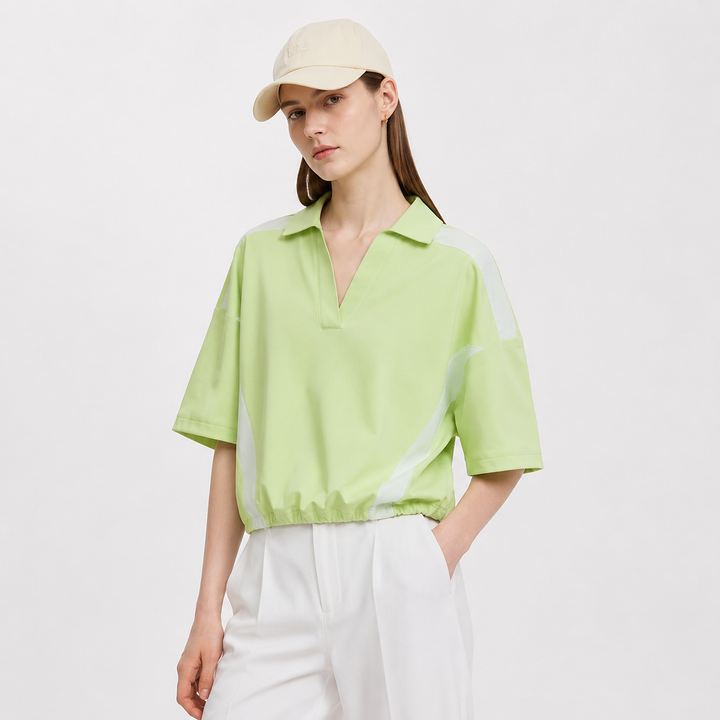 Behagelig dame t-skjorte med løs passform og V-hals. En minimalistisk og elegant sommertopp for varme dager.