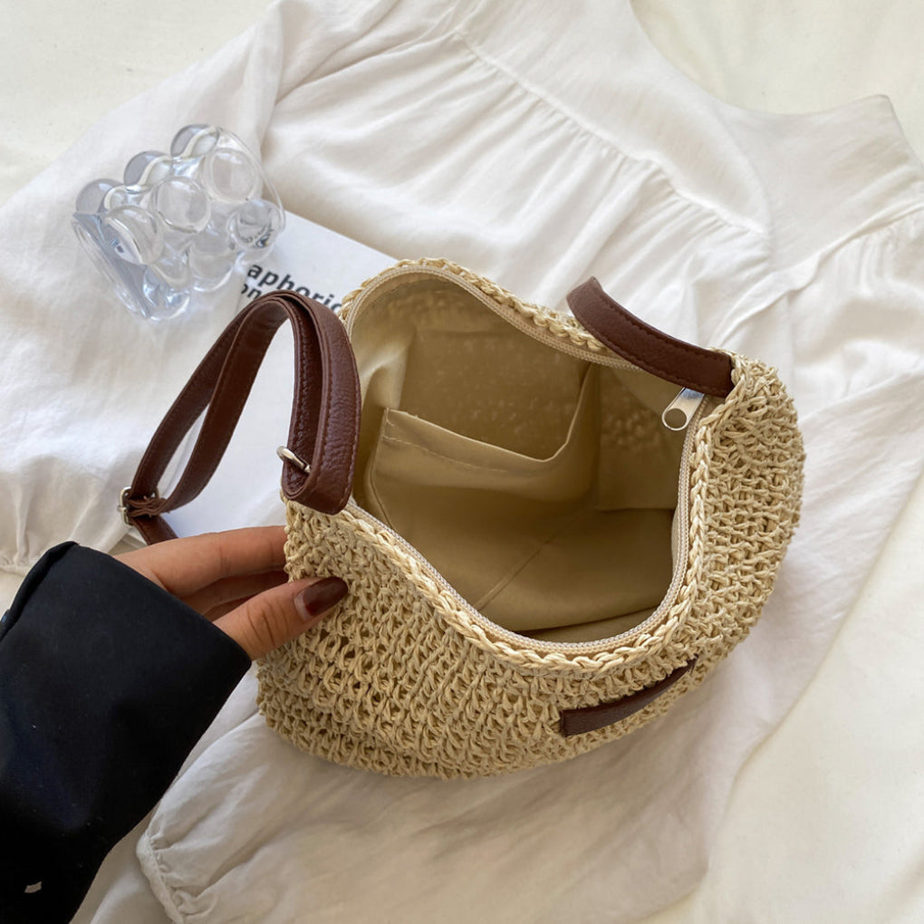 Stilfull beige sommerveske i strå, perfekt som romslig toteveske for stranden eller sommerferien.