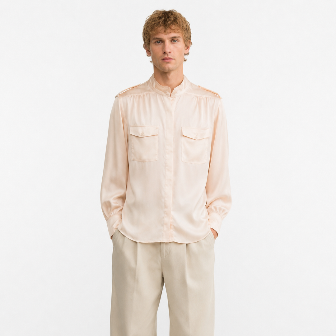 Elegant sort herreskjorte med fransk krage. Lett og løs passform, perfekt for sommer.