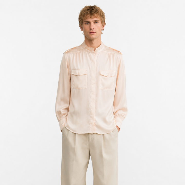 Elegant sort herreskjorte med fransk krage. Lett og løs passform, perfekt for sommer.