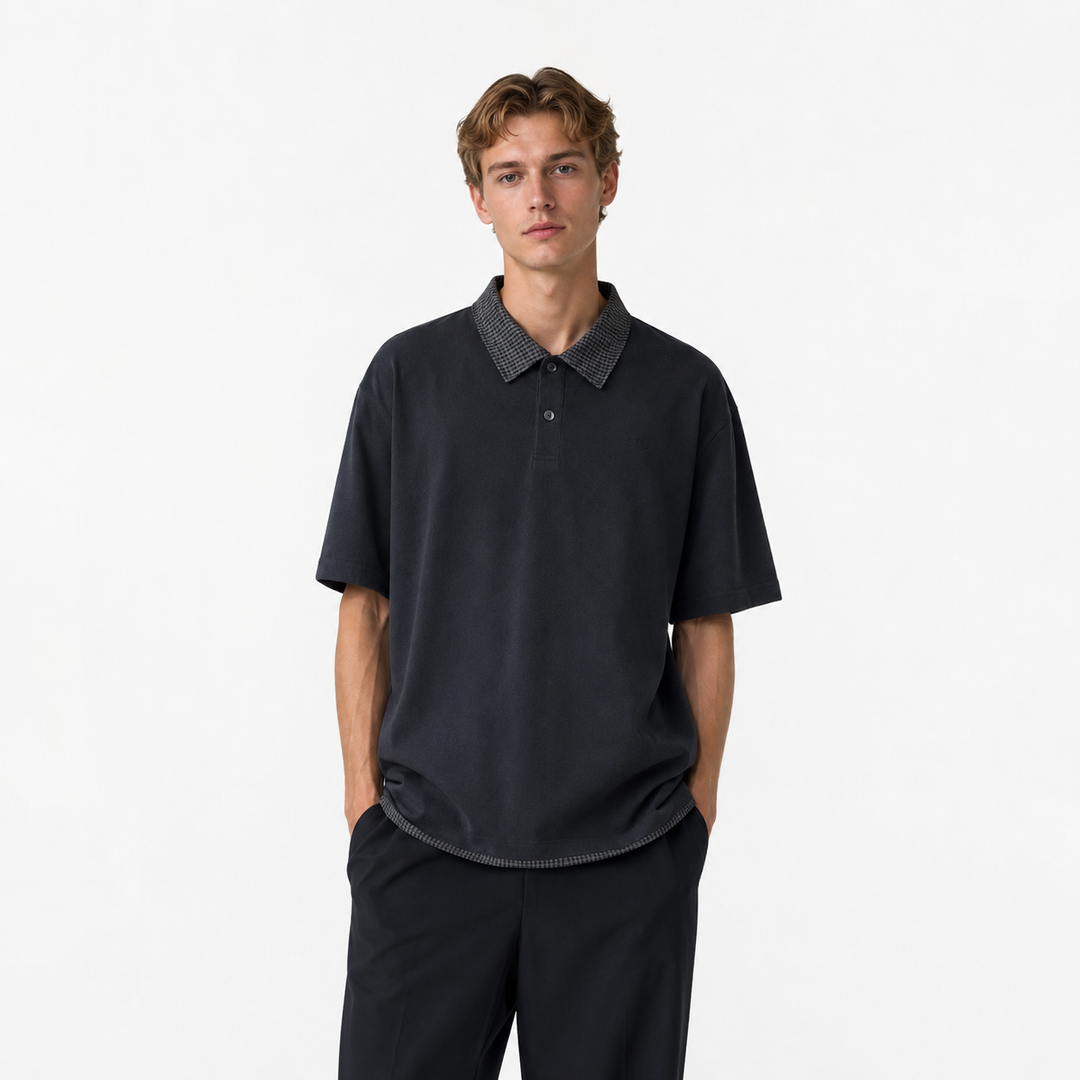 Herre retro rutete polo i mørkeblå/grå med fake two-piece design. Komfortabel hverdagsskjorte med vintage stil.