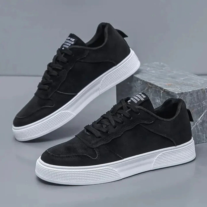 Lette menns sneakers i syntetisk materiale, perfekt for hverdagsbruk. Pustende og stilige joggesko i svart.