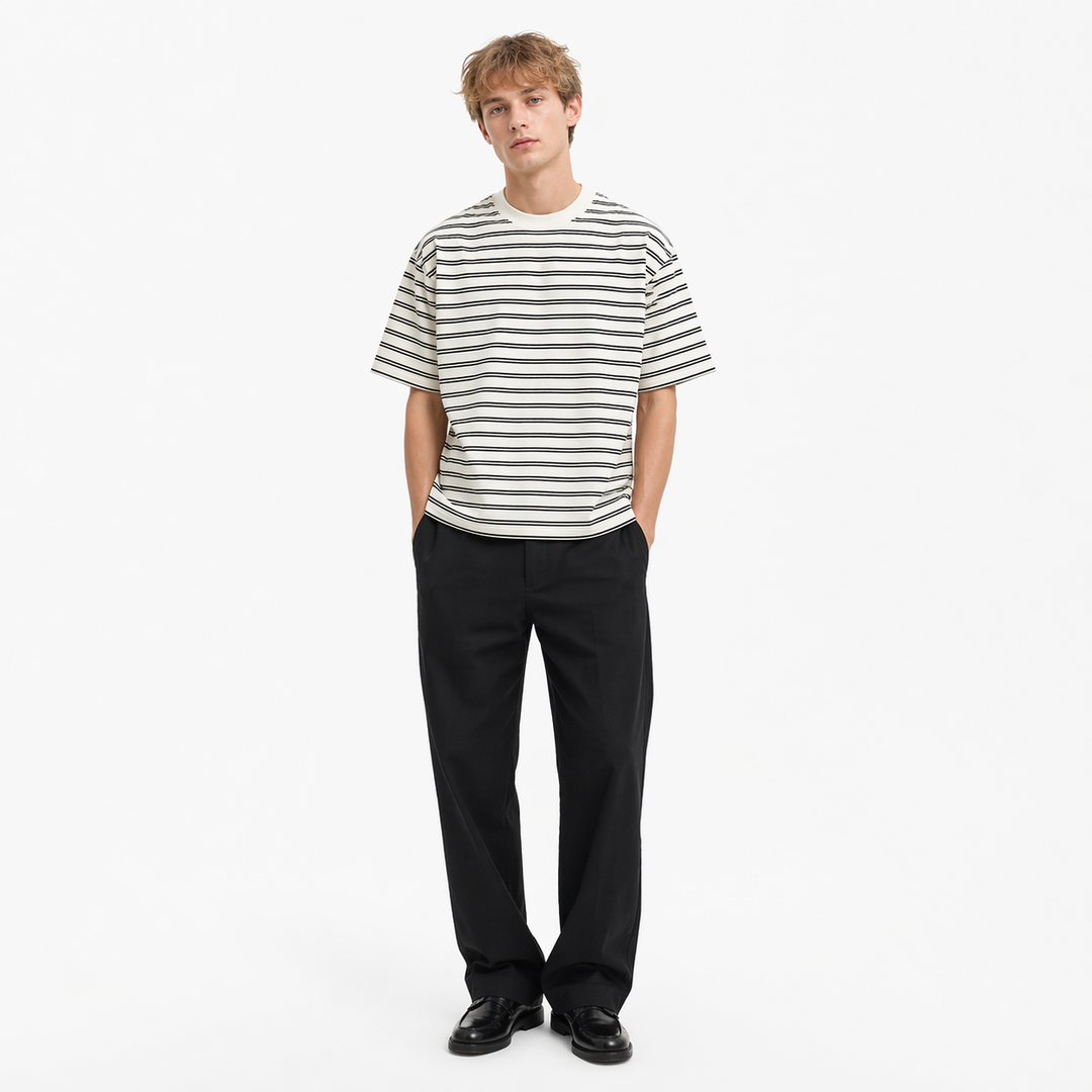 Stilig beige og svart stripete t-skjorte for menn. Løs passform for casual sommer og fritid.