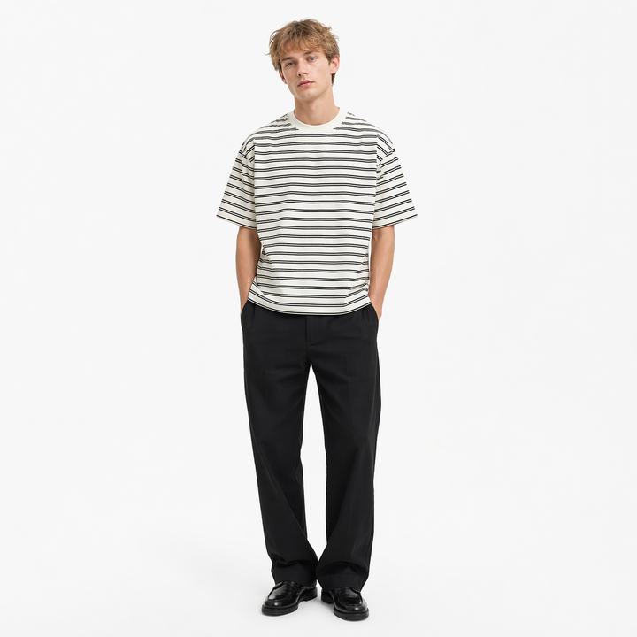 Stilig beige og svart stripete t-skjorte for menn. Løs passform for casual sommer og fritid.