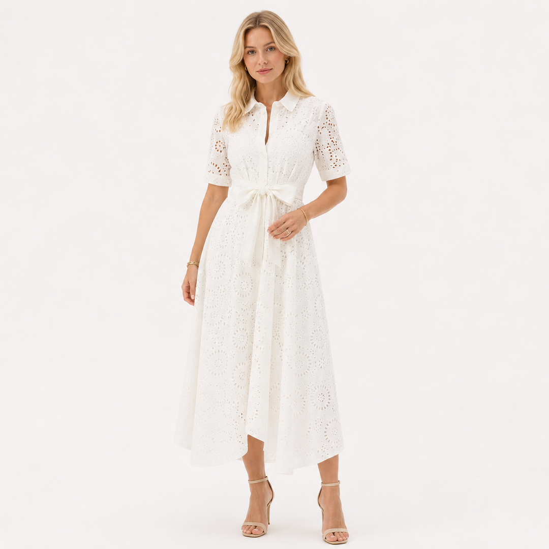 Elegant hvit brodert maxikjole for dame. Kortermet sommerkjole med krage og belte, perfekt for fest eller hverdag.
