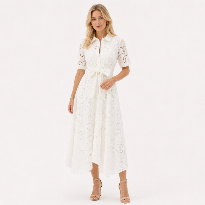 Elegant hvit brodert maxikjole for dame. Kortermet sommerkjole med krage og belte, perfekt for fest eller hverdag.