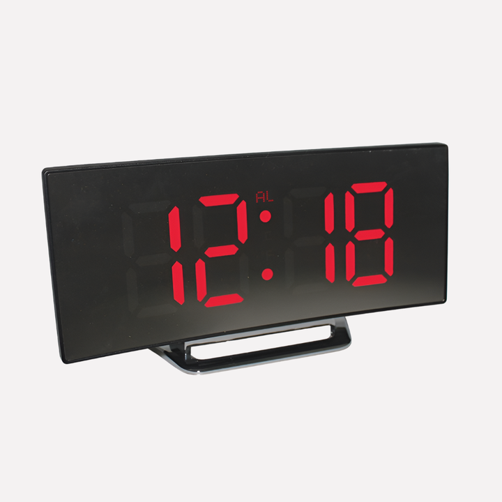 Moderne buet LED digital alarmklokke med stilrent design. Viser tid tydelig, passer soverom og skrivebord.