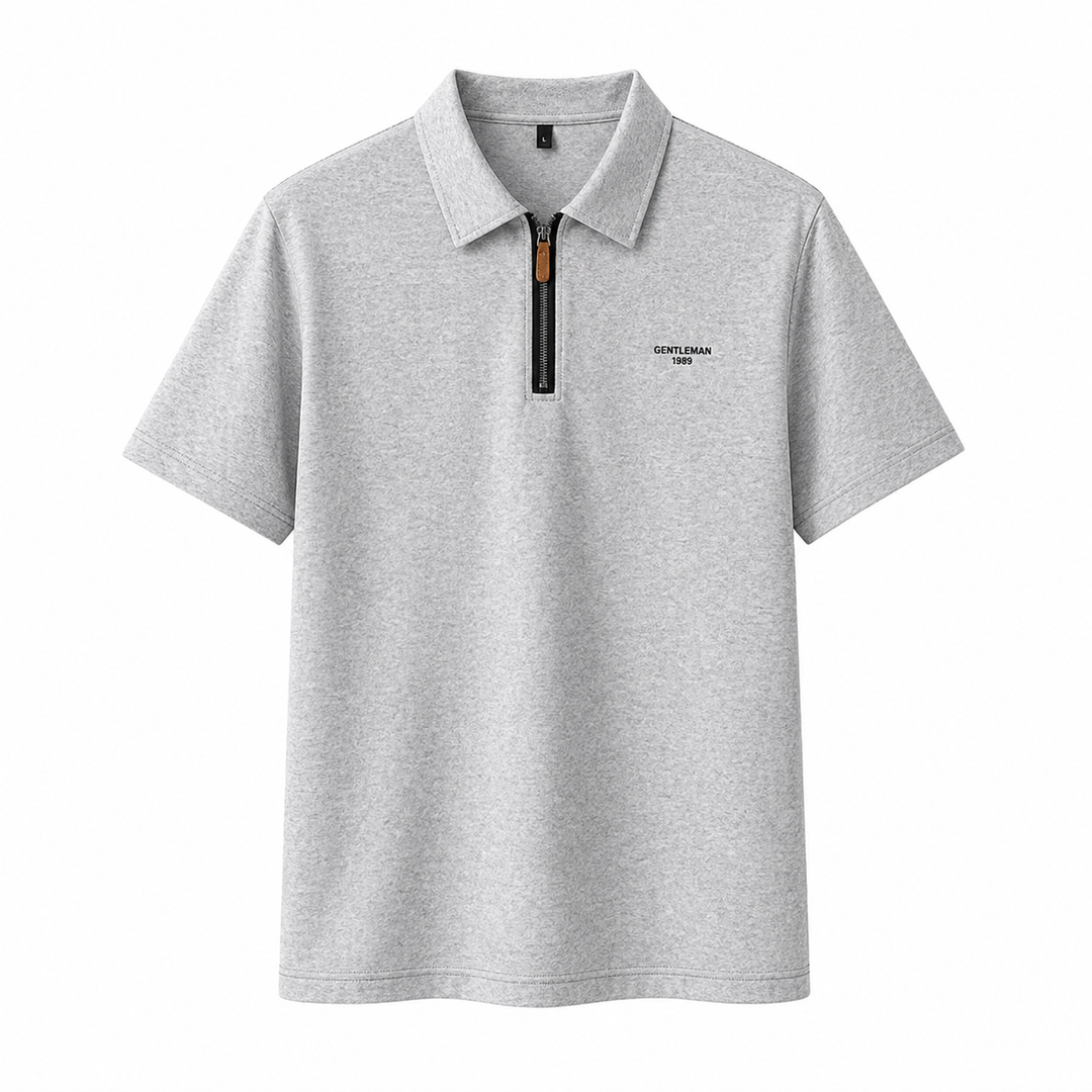 Hvit strikket polo T-skjorte for menn med half placket. En komfortabel business casual skjorte til sommerbruk.