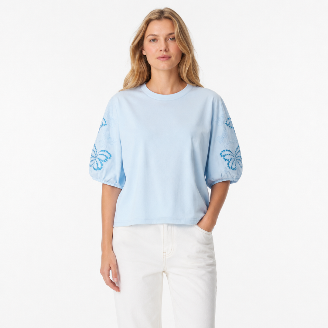 Dame t-skjorte med elegant sommerfuglbroderi og luftig design for sommeren.