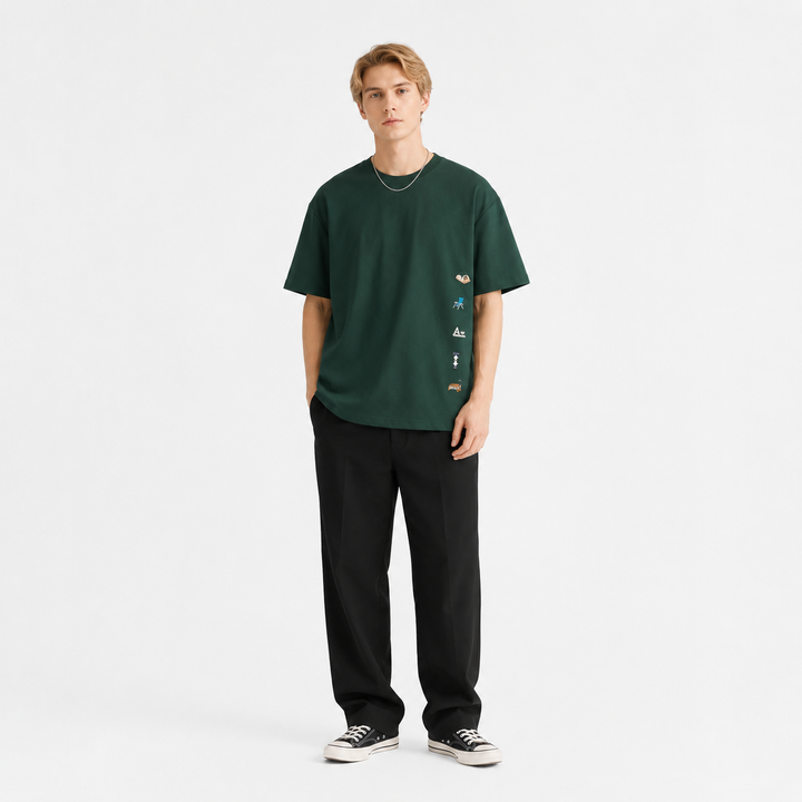 Trendy herre t-skjorte i retro stil med broderi. Løs passform passer perfekt til streetwear og casual herremote.