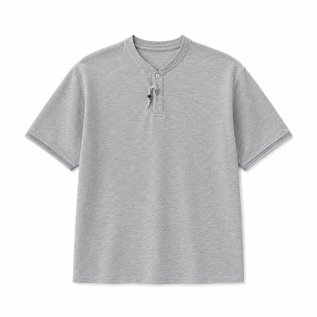 Klassisk Henley t-skjorte for menn. Stilren kortermet topp med teksturert stoff og moderne kinesisk preg.