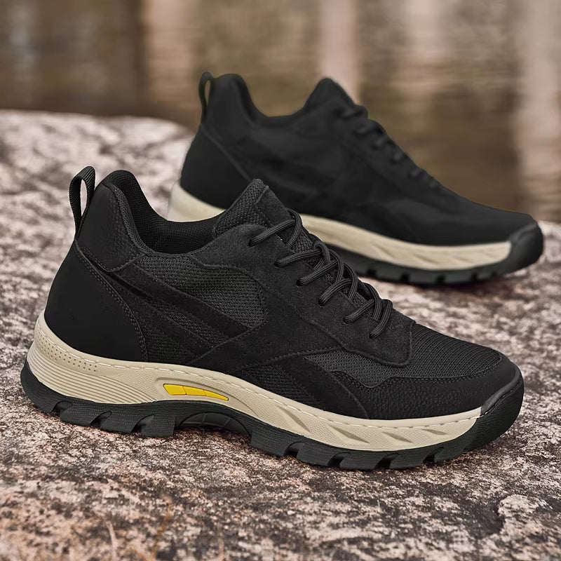 Moderne herresko med skjult hæl. Høydeøkende sneakers for menn, stilrene og komfortable sportssko.