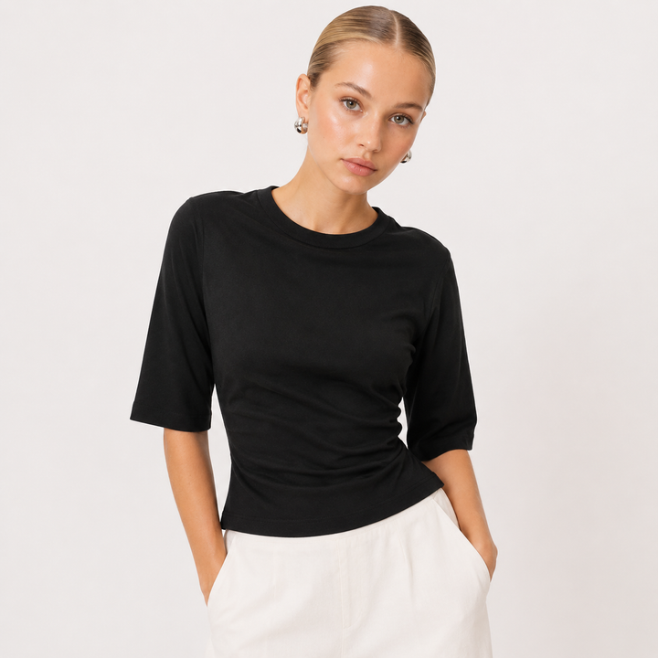 Dame cropped t-skjorte, en trendy figurnær sommertopp. Kortermet streetwear skjorte med komfortabel passform.