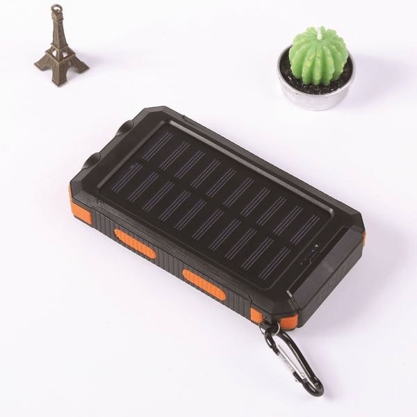 Solenergi powerbank plassert på et bord under åpen himmel, fremmer bærekraftig lading.