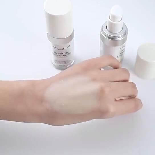 Kvinners fargeskiftende foundation som matcher din unike hudtone. Naturlig sminke, hudpleie med SPF15.