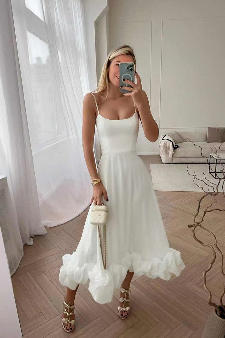 Feminin blomsterkjole i midilengde med bustier. En elegant stroppeløs vintage kjole, ideell til fest eller sommer.