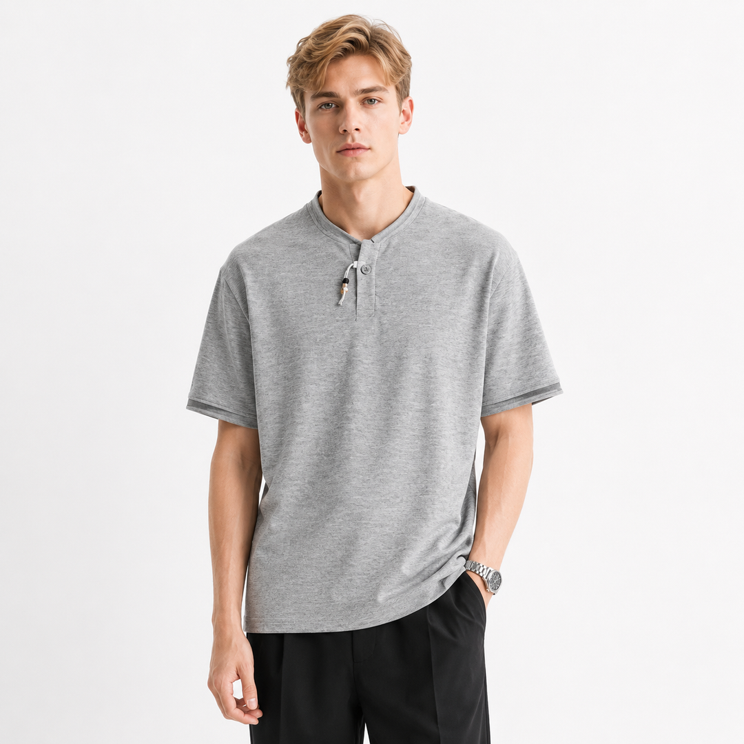 Herre Henley t-skjorte, kortermet. Kraftig, teksturert stoff med subtil kinesisk stil. Komfortabel og stilren.