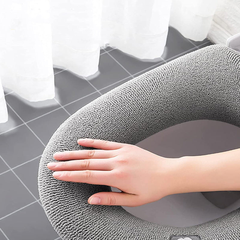 Premium toalettsetetrekk i myk polyester. Varmt, hygienisk, gjenbrukbart & enkelt å montere på badet.