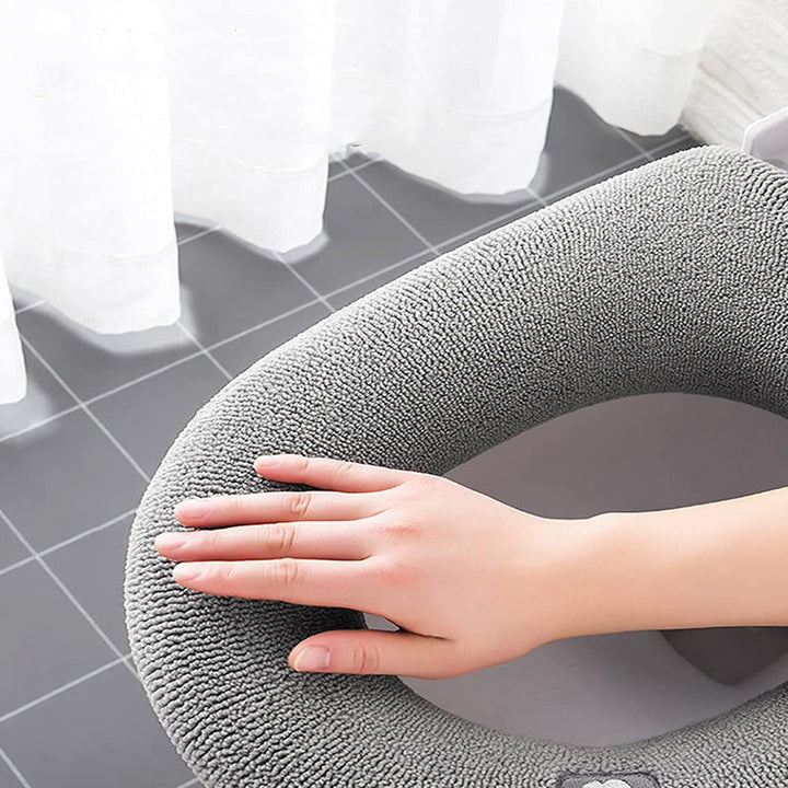 Premium toalettsetetrekk i myk polyester. Varmt, hygienisk, gjenbrukbart & enkelt å montere på badet.