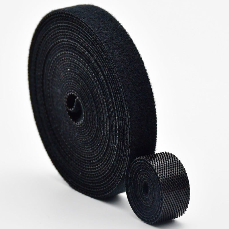 Detaljbilde av selvfestende nylon buntebånd, klar for kabelorganisering og rydding.
