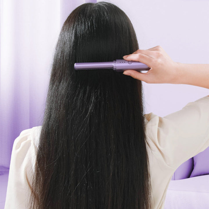 Reisevennlig minirettetang for quick-fixes og touch-ups av frisyren.
