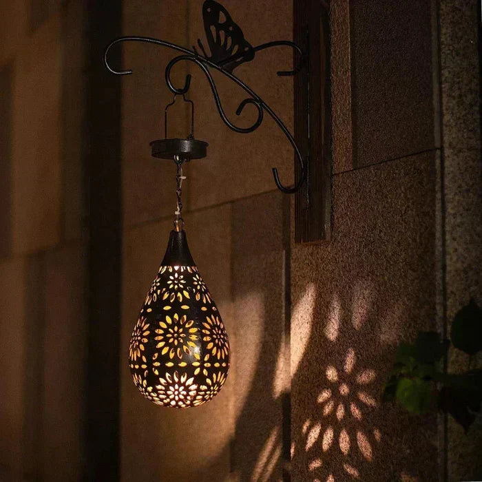 Værbestandig solcellelampe for hage. Miljøvennlig utebelysning med elegant blomsterdesign. Perfekt for utendørs dekor.