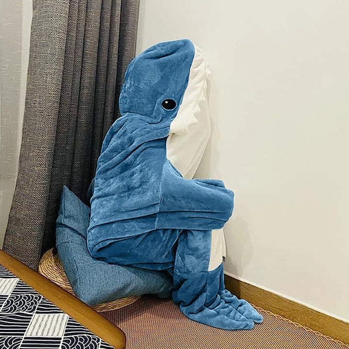 Unisex blå hai-kosedress i myk fleece, med glidelås foran. Ideell for avslapning eller som kostyme.